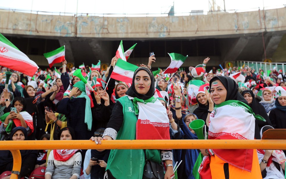 Iranianas torcem em estádio em Teerã durante partida eliminatória para a Copa do Mundo de 2022, entre Irã e Camboja, na quinta-feira (10). Esta foi a primeira vez que torcedoras tiveram permissão para assistir jogo em estádio em quase 40 anos — Foto: Atta Kenare/AFP
