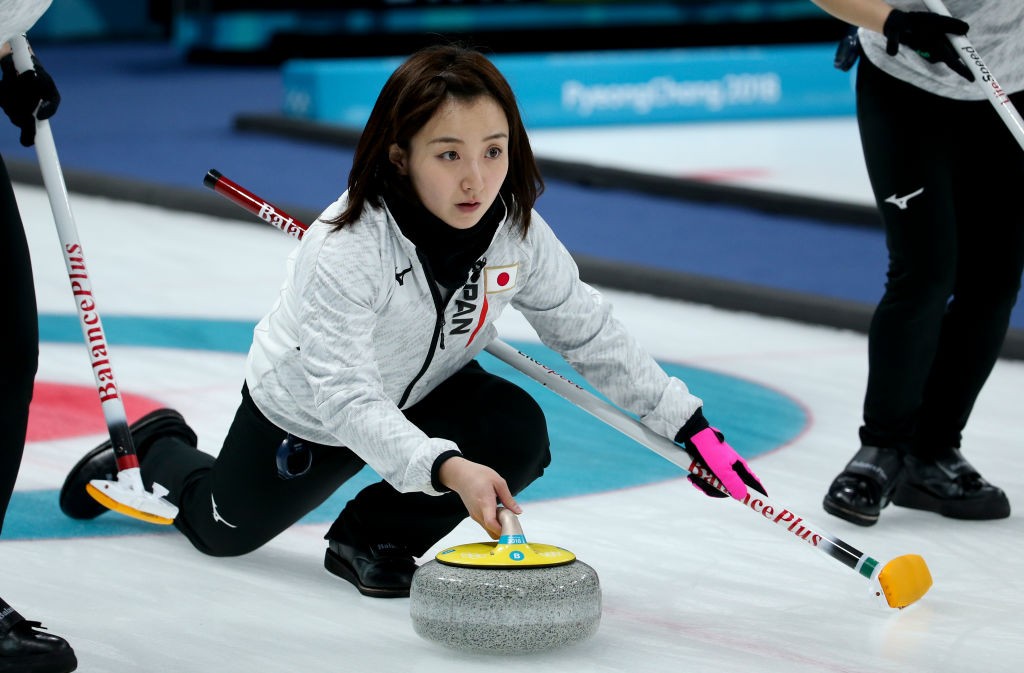 Satsuki Fujisawa, atleta de curling, escreve mensagem motivacional para si mesma na mão durante as Olimpíadas de Inverno em Beijing (Foto: Getty Images)