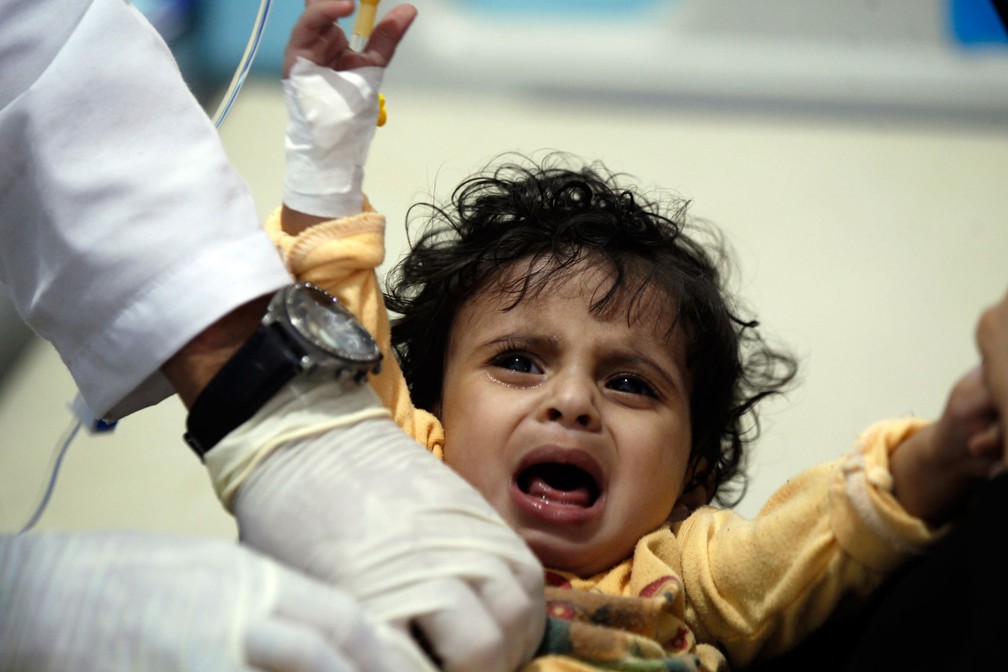  Criança com suspeita de cólera recebe tratamento em hospital de Sanaa, no Iêmen, no dia 15 de maio  (Foto: Mohammed HUWAIS / AFP)
