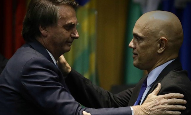 Jair Bolsonaro e Alexandre de Moraes se cumprimentam no TST