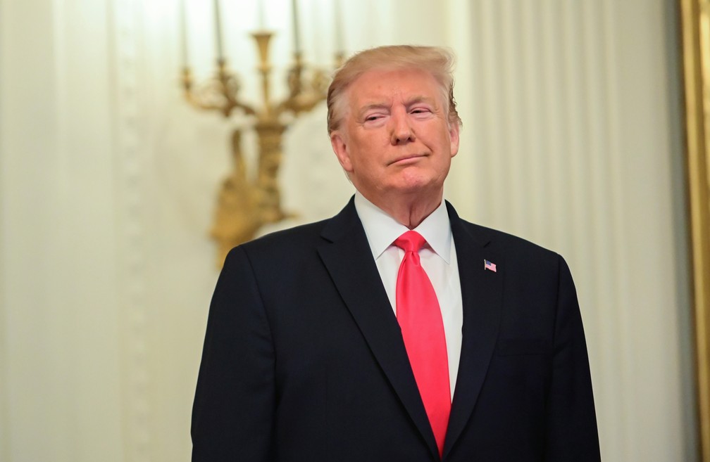 Donald Trump, presidente dos EUA, em cerimônia na Casa Branca para homenagear civis e policiais que socorreram vítimas de atentados no Texas — Foto: Erin Scott/Reuters