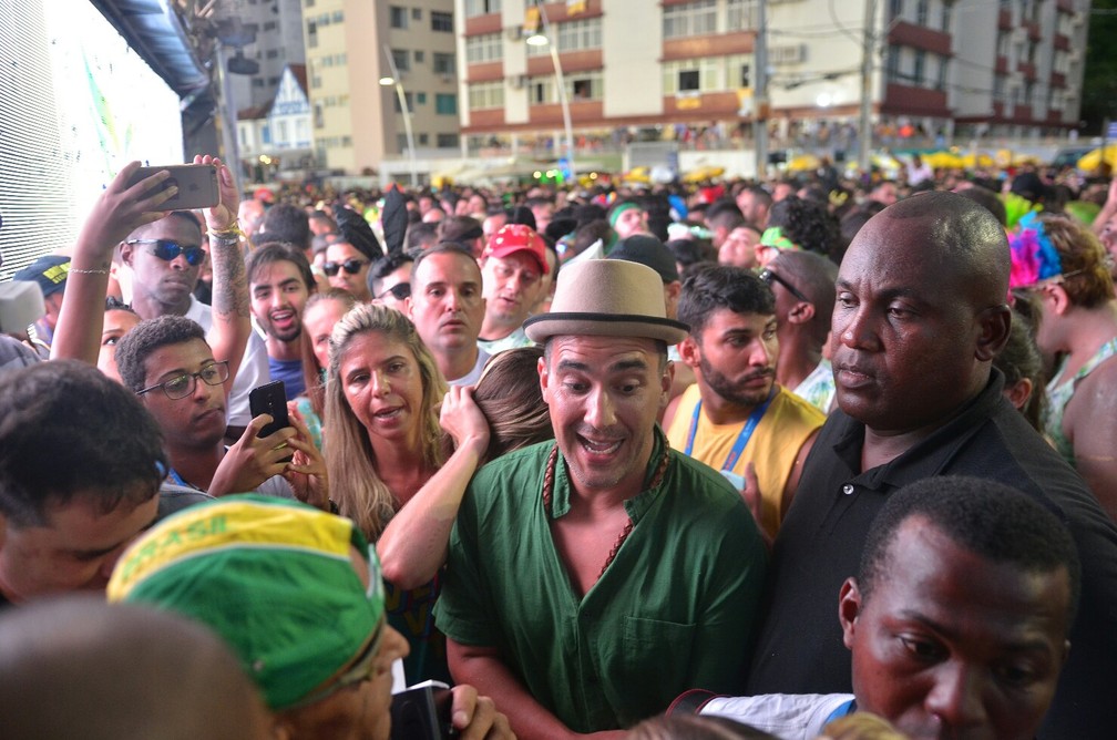 André Marques e a namorada. Sofia Starling, chegam ao trio de Ivete Sangalo em Salvador — Foto: Márcio Reis /Ag Haack