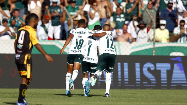 Rony, Dudu e Mayke comemoram o segundo gol do Palmeiras