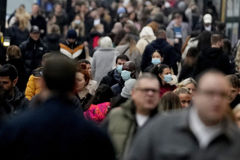 Pessoas caminham pela Oxford Street, em Londres, em 18 de dezembro de 2021, durante a pandemia do novo coronavírus (Covid-19) — Foto: Frank Augstein/AP