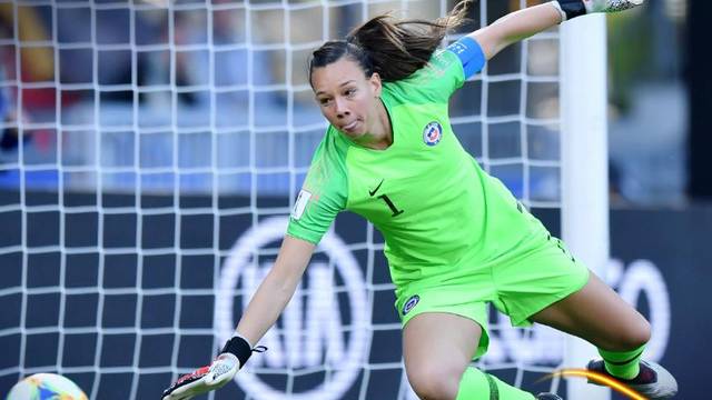 Goleira Claudia Endler em ação na estreia da Copa do Mundo Feminina