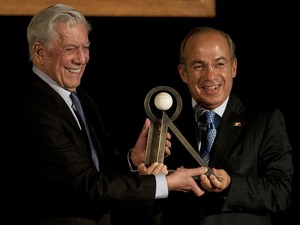Escritor peruano Mario Vargas Llosa recebe prêmio Carlos Fuentes das mãos do presidente mexicano Felipe Calderon na Cidade do México nesta quarta (21) (Foto: Pedro Pardo/AFP)