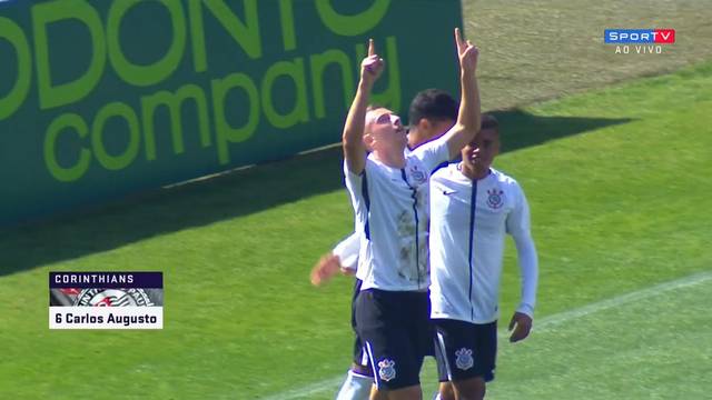 Carlos Augusto comemora o segundo gol do Corinthians
