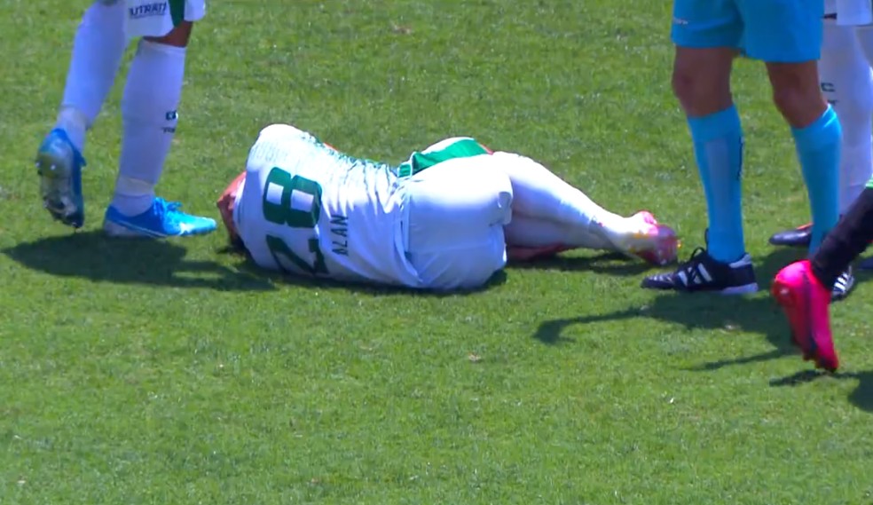 Meia do Palmeiras emprestado ao Guarani, sofre fratura durante jogo na Série B