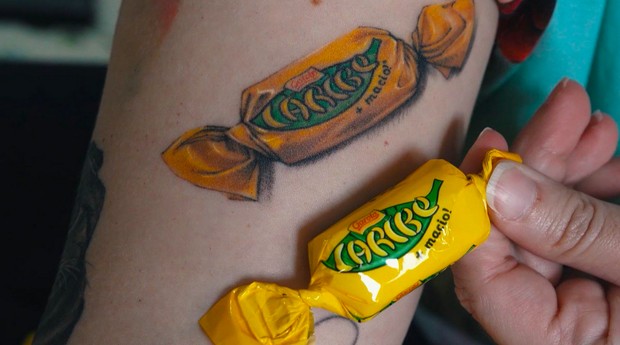 Mulher que tatuou chocolate Caribe ganha 10 kg de doces da marca (Foto: Divulgação)
