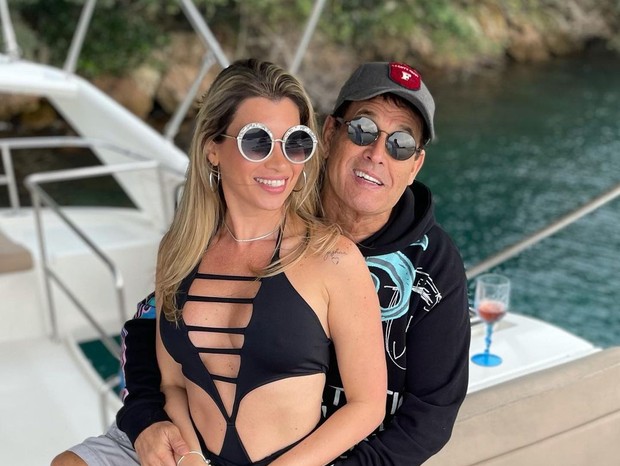 Sérgio Mallandro com a namorada Danielly Borges em Angra dos Reis (Foto: Reprodução/Instagram)
