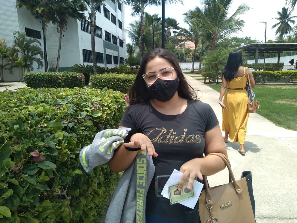 Manuela Melo fez prova em Alagoas e disse que gostou mais do formato digital do Enem — Foto: Carolina Sanches/TV Gazeta