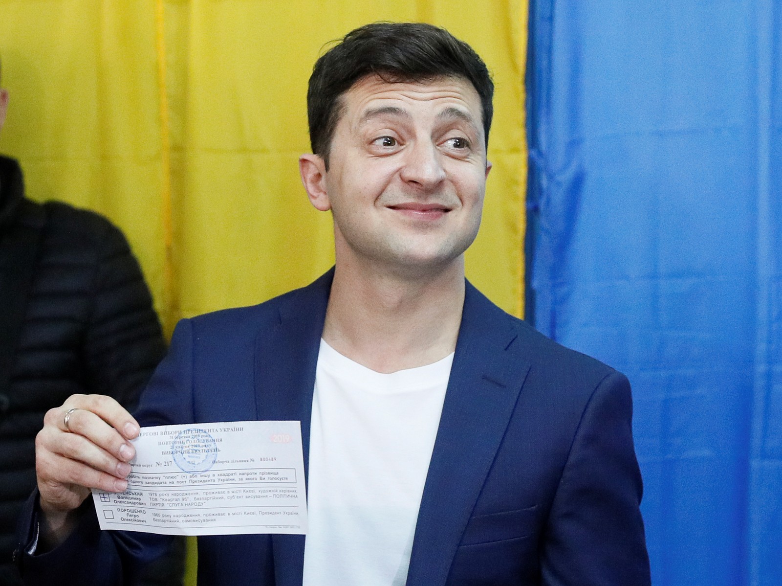 Volodymyr Zelenskiy após votar nas eleições presidenciais da Ucrânia — Foto: REUTERS/Valentyn Ogirenko