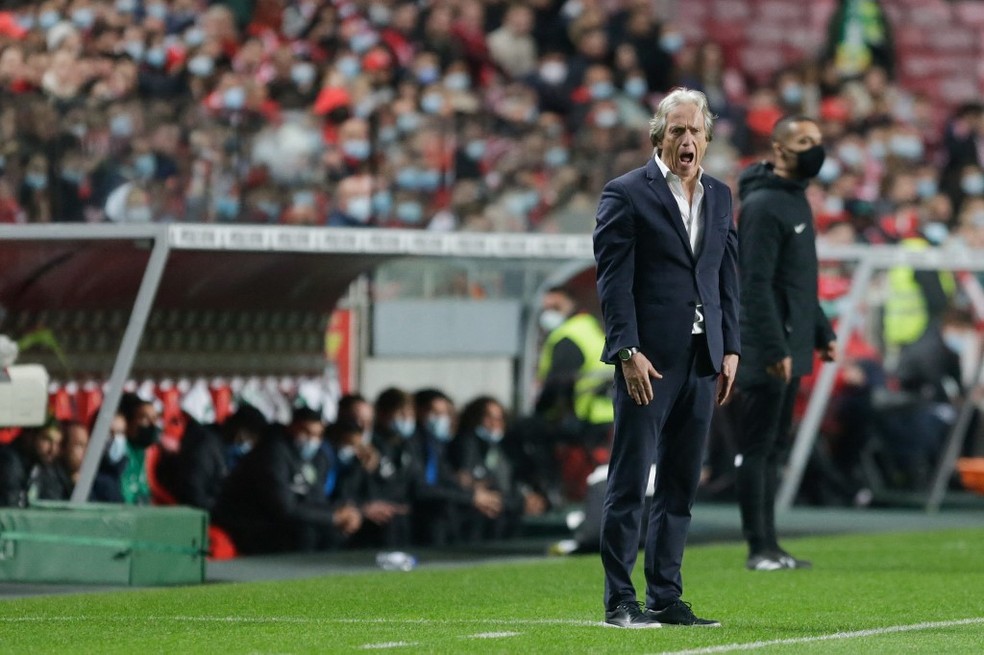 Jorge Jesus comanda o Benfica na derrota para o Sporting no Estádio da Luz — Foto: VALTER GOUVEIA / AFP