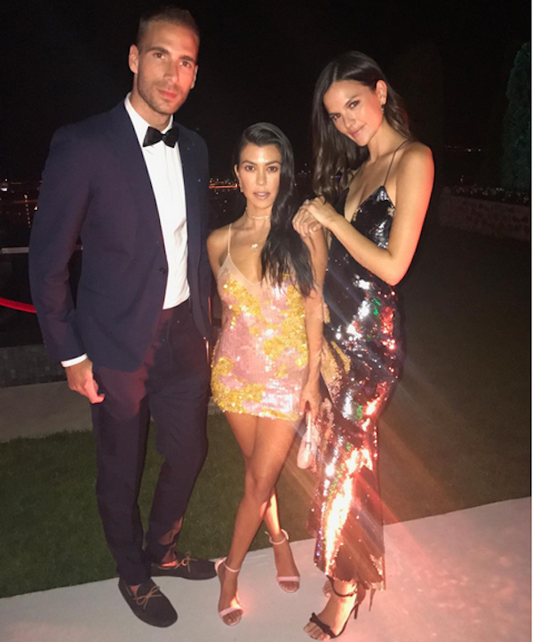 A celebridade Kourtney Kardashian em meio a amigos durante festa em Cannes (Foto: Instagram)