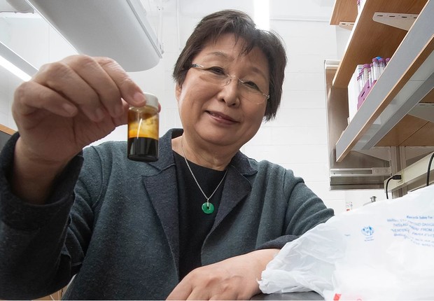 Linda Wang, que chefia a equipe de pesquisadores, mostra o óleo semelhante à gasolina que obteve da transformação do polipropileno (Foto: Reprodução)