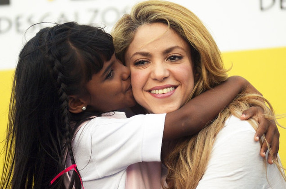 Shakira com uma criança da sua instituição, Pies Descalzos — Foto: Reprodução Instagram