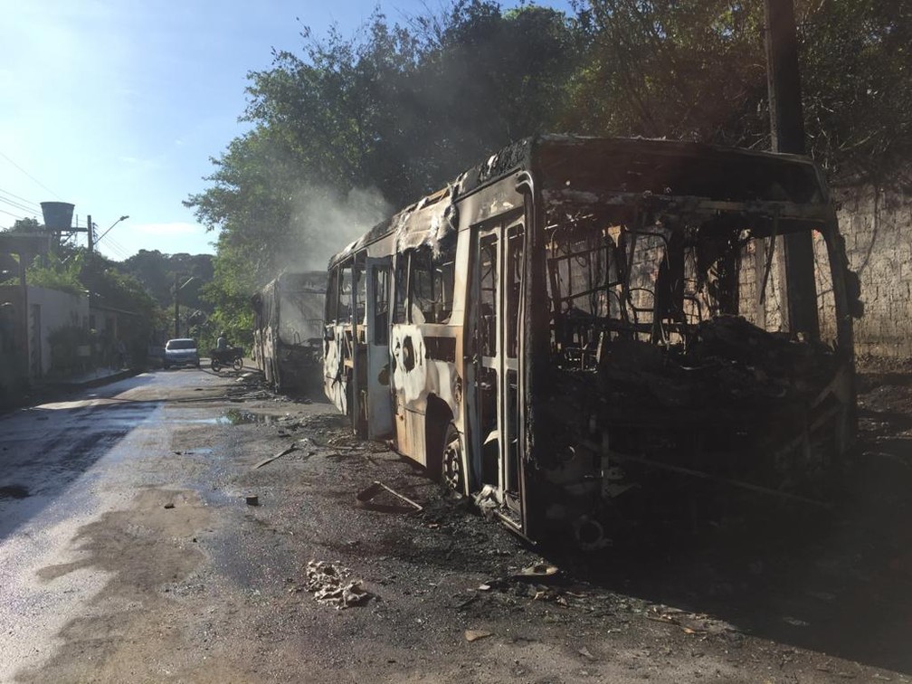 Ônibus foram incendiados durante onda de ataques de criminosos em Manaus. — Foto: Leandro Guedes / Rede Amazônica