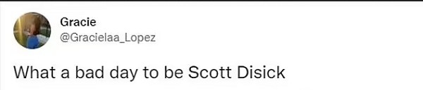 Um post no Twitter fazendo piada com Scott Disick após o anúncio do noivado de Kourtney Kardashian com Travis Barker (Foto: Twitter)