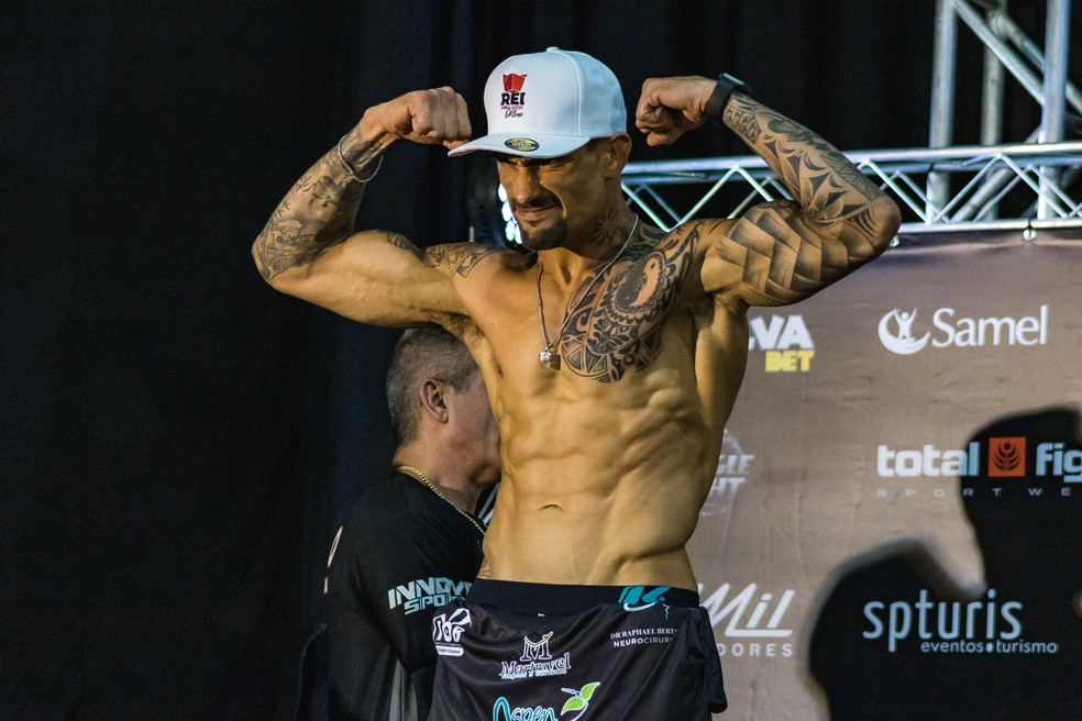 Kaynan "Bahia" Kruschewsky posa ap&oacute;s bater o peso na pesagem do Jungle Fight 115 &mdash; Foto: Adriano Albuquerque