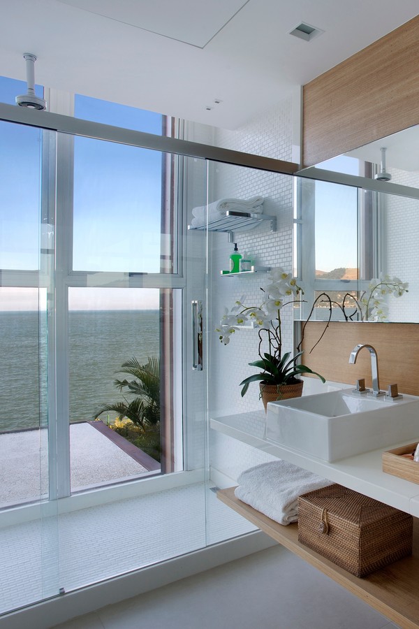 Décor do dia: Suíte com vista para o mar no banheiro e no quarto (Foto: Juliano Colodeti/Divulgação MCA Studio)