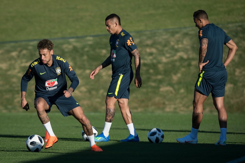 Atacante desceu ao campo da Granja Comary com Gabriel Jesus e Danilo (Foto: Pedro Martins / Mowa Press)