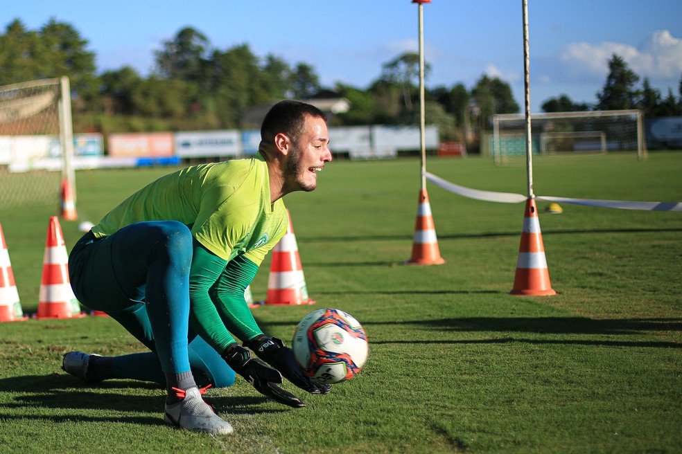 João Paulo é o mais jovem das três opções — Foto: Márcio Cunha / Chapecoense