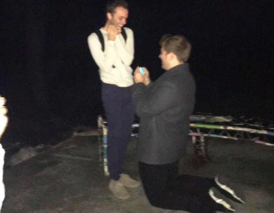 Uma das fotos compartilhadas por Shane Dawson e Ryland Adams em seguida ao pedido de casamento  (Foto: Twitter)