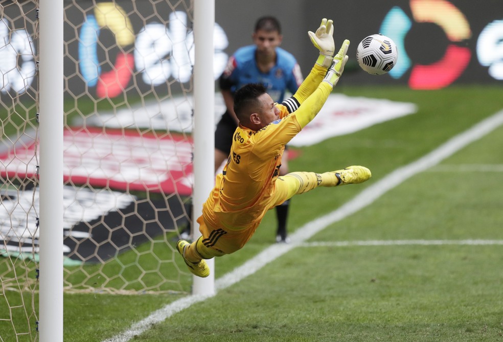 Diego Alves faz mais uma defesa de pênalti na Supercopa do Brasil 2021 — Foto: Reuters