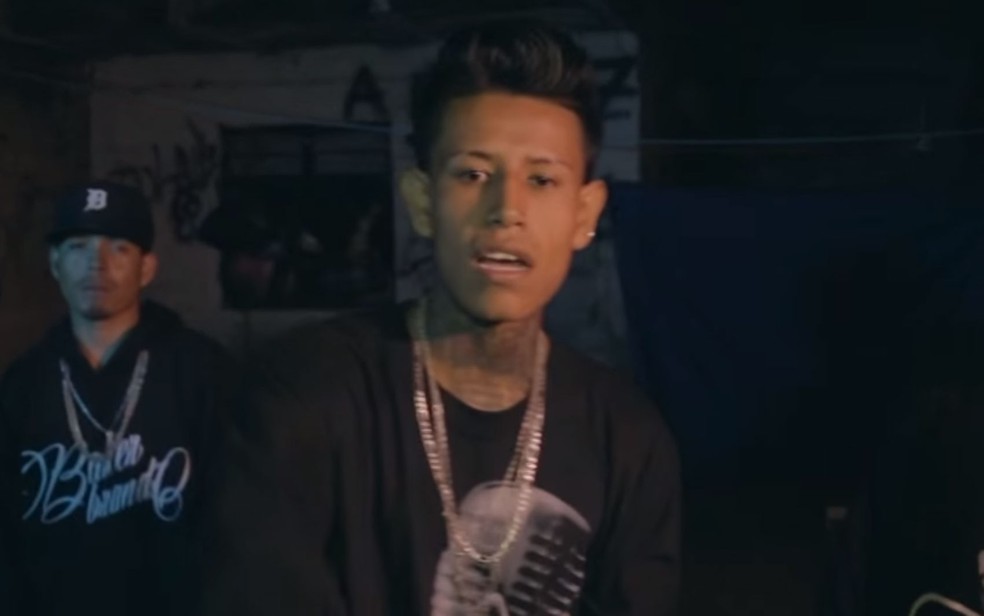 O rapper mexicano QBA em cena do clipe da mÃºsica â€˜La Muerte No Tiene Horarioâ€™ (Foto: ReproduÃ§Ã£o/YouTube)