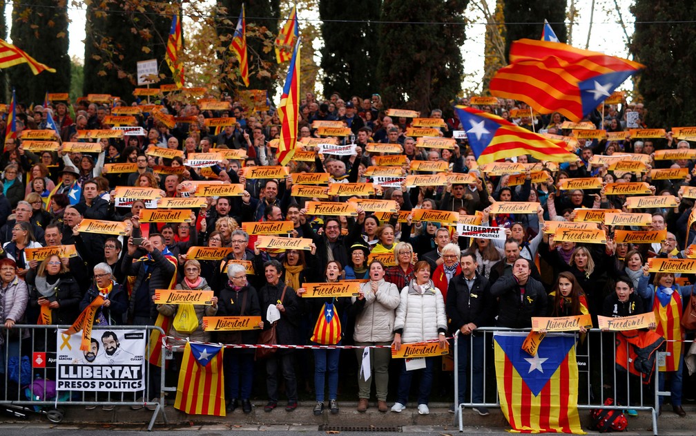 Manifestantes pedem a libertação de líderes separatistas da Catalunha durante protesto em Barcelona, no sábado (11) (Foto: Reuters/Javier Barbancho)