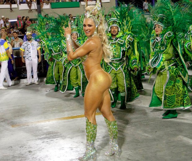 Juju Salimeni of Samba School Mancha Verde dances during 