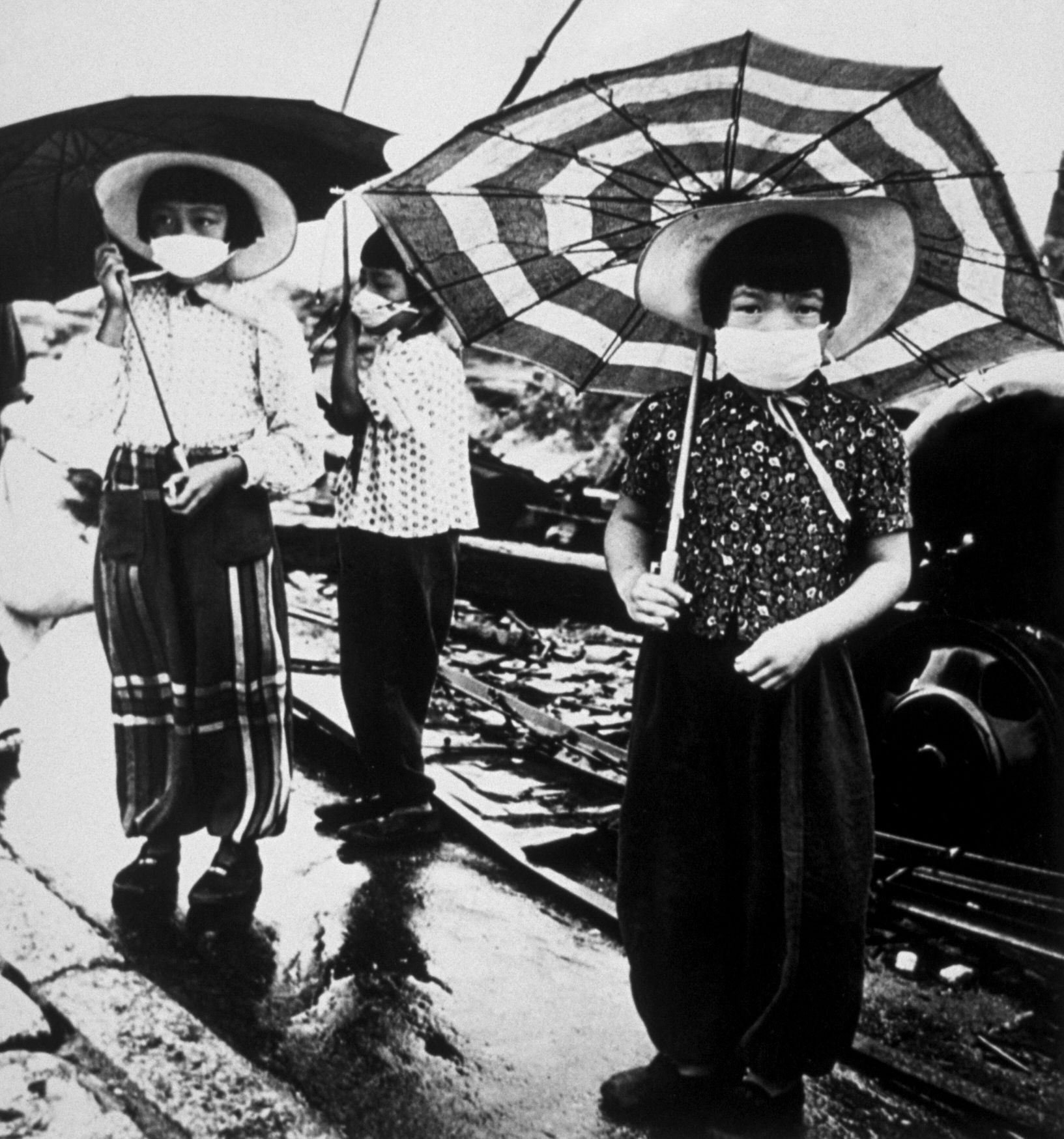 Crianças de Hiroshima usam máscaras para evitar o cheiro de cadáveres dois meses após o bombardeio. (Foto: Keystone/Getty Images)