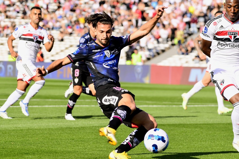Lautaro Diaz chuta para fazer o primeiro gol do Del Valle — Foto: Marcos Ribolli