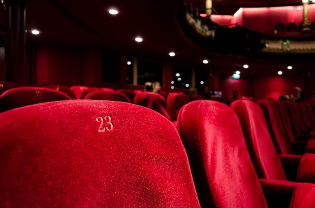 Teatro (Foto: Kilyan Sockalingum / Unsplash)