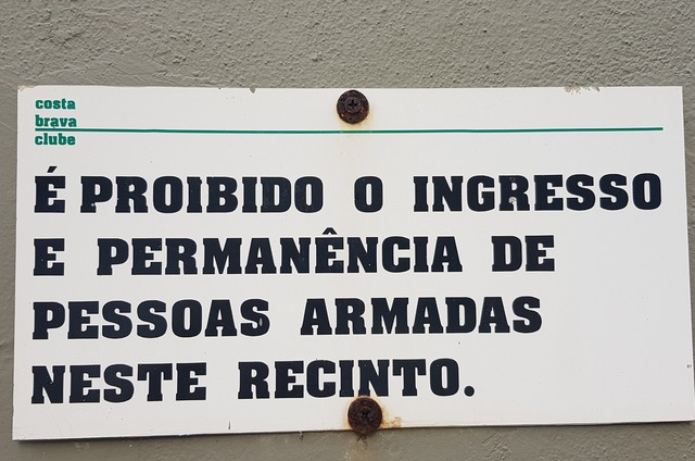 Na contramão da onda atual, clube do Rio prega placa proibindo a entrada com... armas