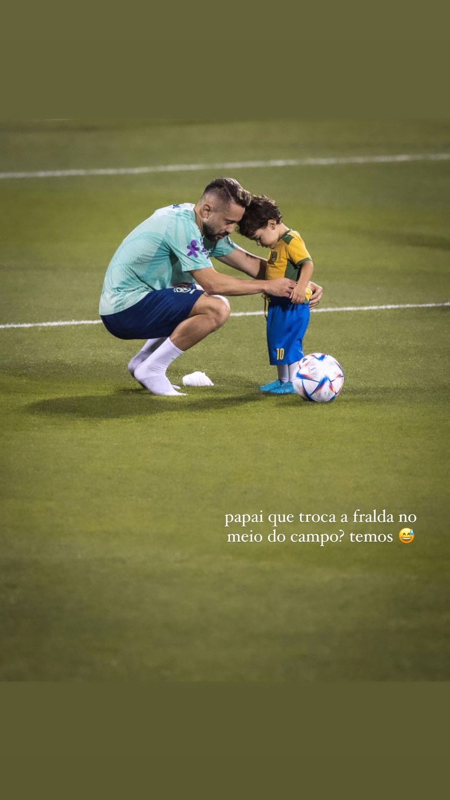 Everton Ribeiro troca fraldas do filho em treino da seleção