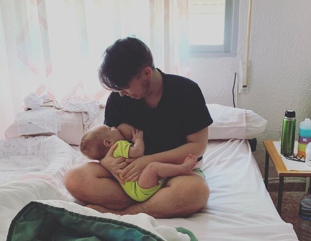 Rubén amamentando seu bebê (Foto: Vix.com)