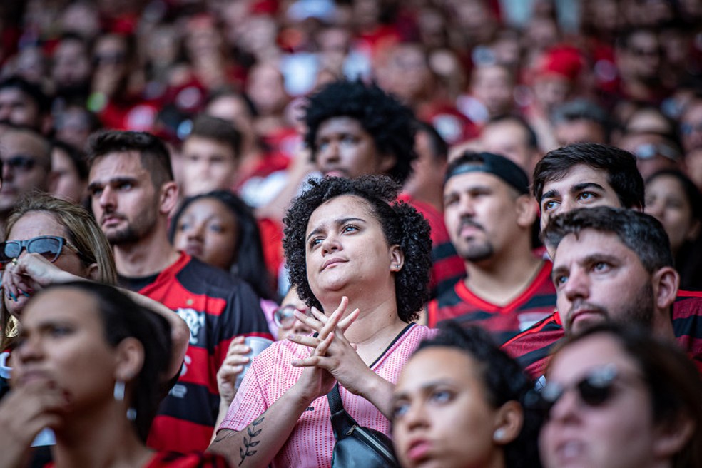 Torcedora do Flamengo concentrada na partida — Foto: Divulgação/Flamengo