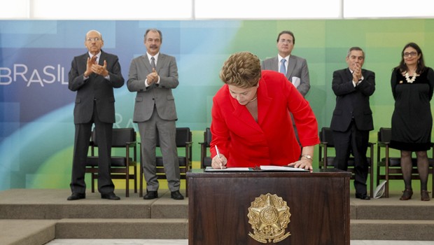 Dilma sanciona lei que cria determina no mínimo três anos de atuação para ONGs firmarem convênios com o poder público (Foto: Roberto Stuckert Filho/PR)
