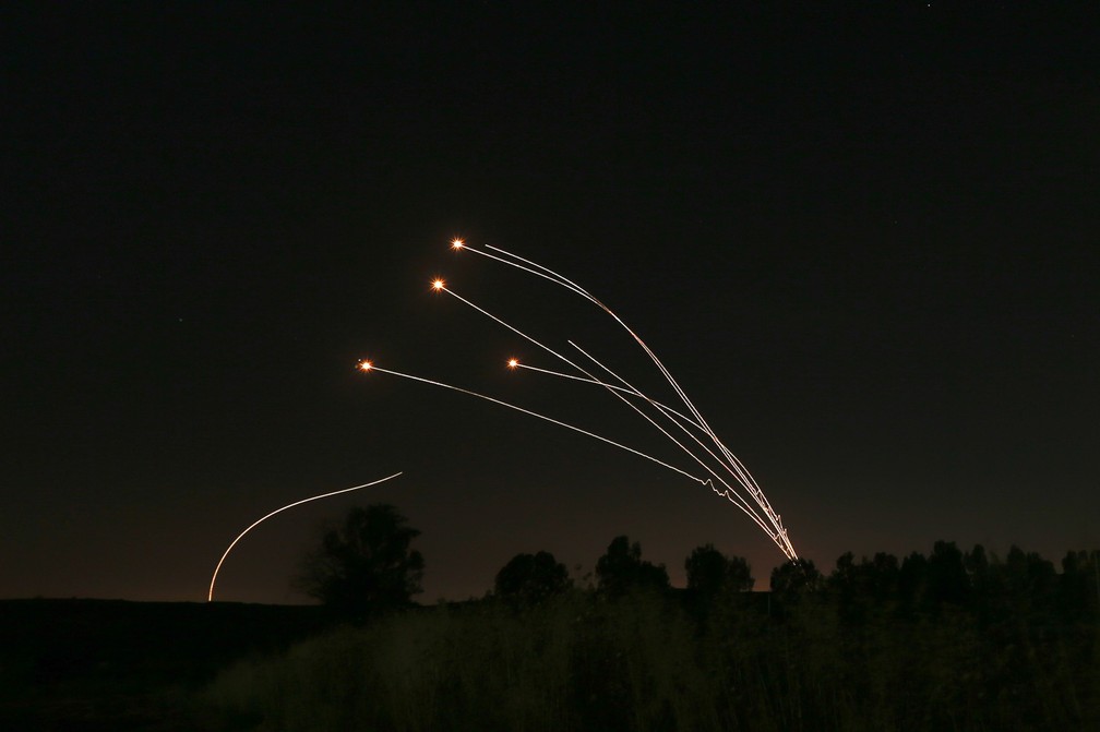 4 de maio - O Domo de Ferro de Israel, sistema de defesa contra ataques aéreos, é visto derrubando mísseis disparados da região de Gaza perto de Sderot durante a noite — Foto: Ariel Schalit/AP