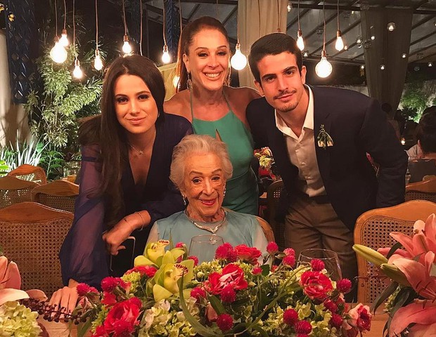 Dona Odete com Claudia Raia e os netos Sophia e Enzo (Foto: Reprodução)