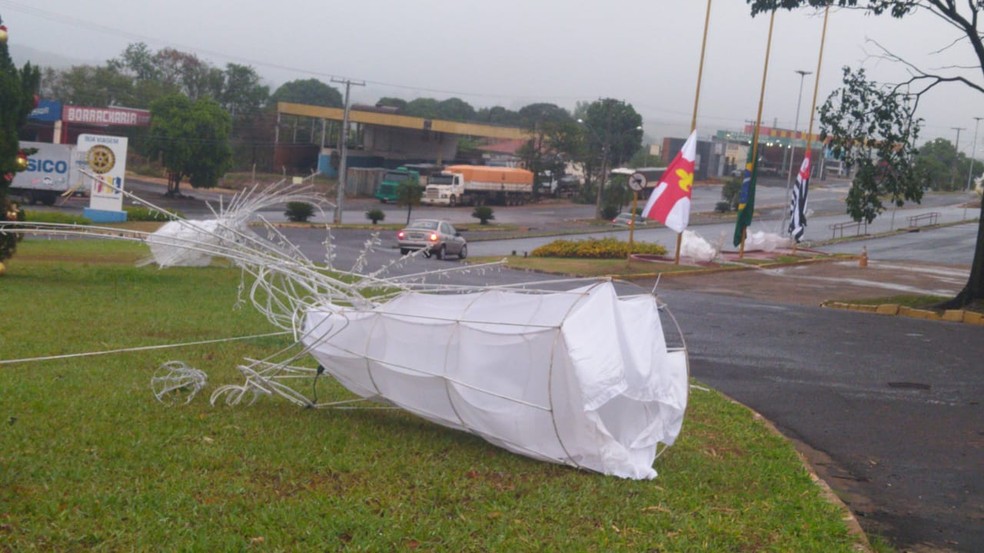 Enfeites de Natal, em Regente Feijó, caíram com os fortes ventos — Foto: Paula Sieplin/TV Fronteira