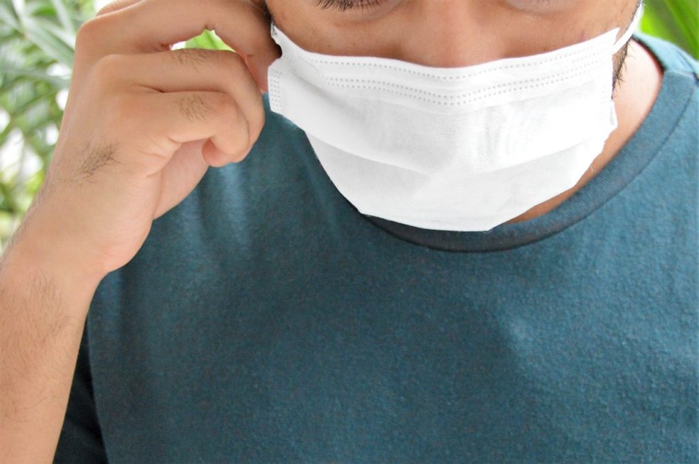 pessoa homem usa máscara de proteção contra o coronavírus, que provoca a doença Covid-19 — Foto: Carla Cleto/Sesau