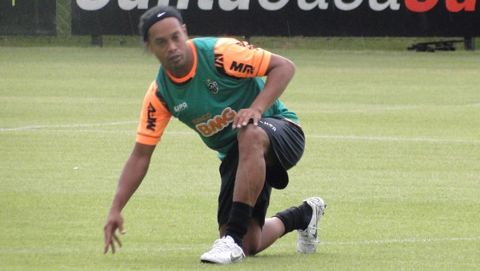 Ronaldinho treino Atlético-MG (Foto: Fernando Martins)