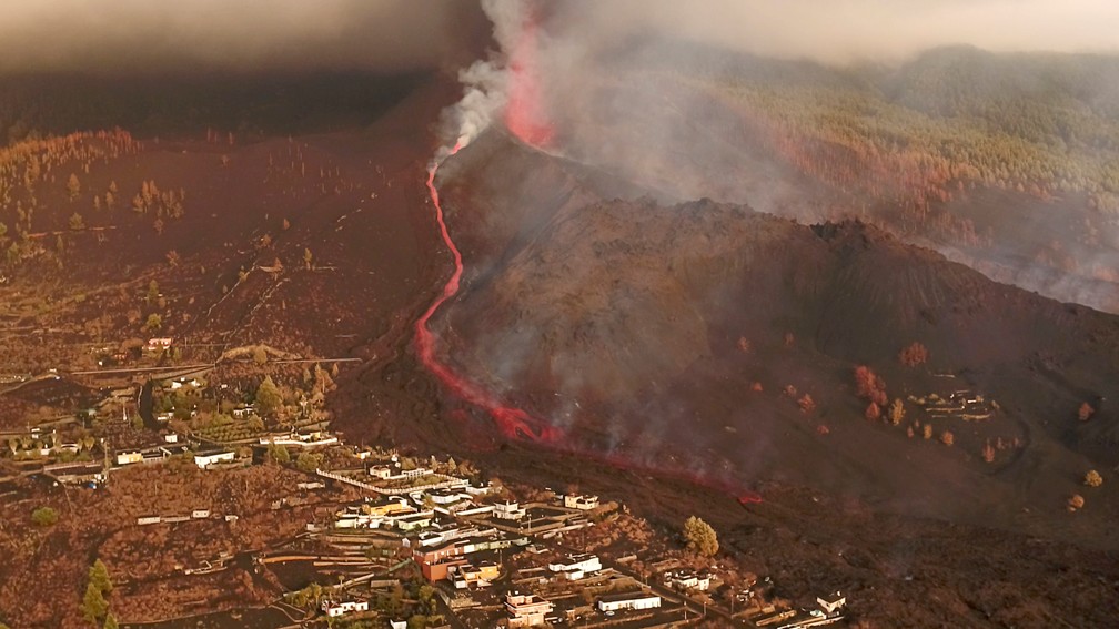 Captura de tela de imagens de drones mostra lava fluindo após erupção do vulcão em La Palma neste domingo (26) — Foto: Reuters