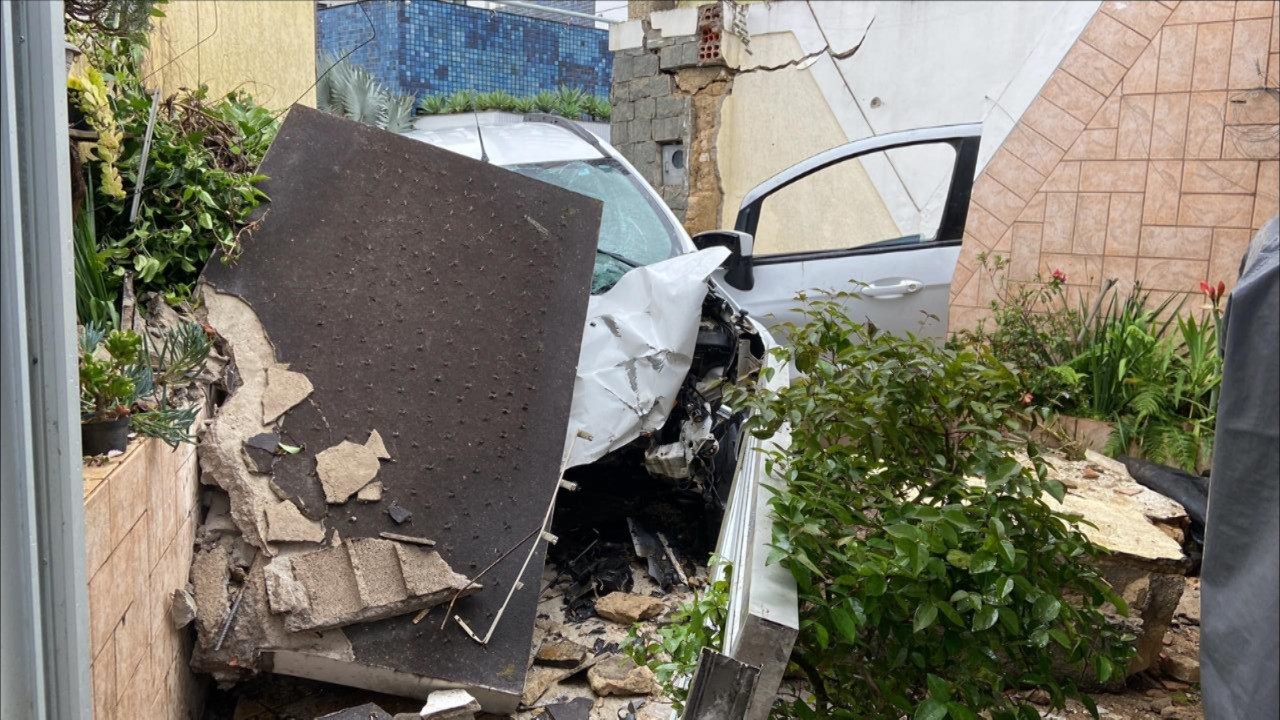Motorista é preso após perder controle do veículo e invadir residência no sudoeste da Bahia