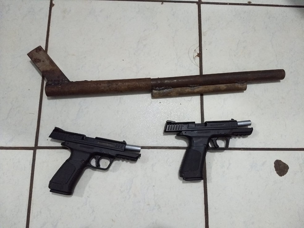 Armas foram apreendidas com grupo, em Porto Velho — Foto: Diêgo Holanda/G1