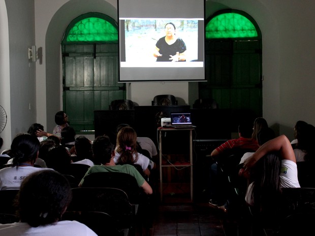 Alunos assistem aula sobre a Cajuína no Museu do Piauí (Foto: Carlienne Carpaso/G1)