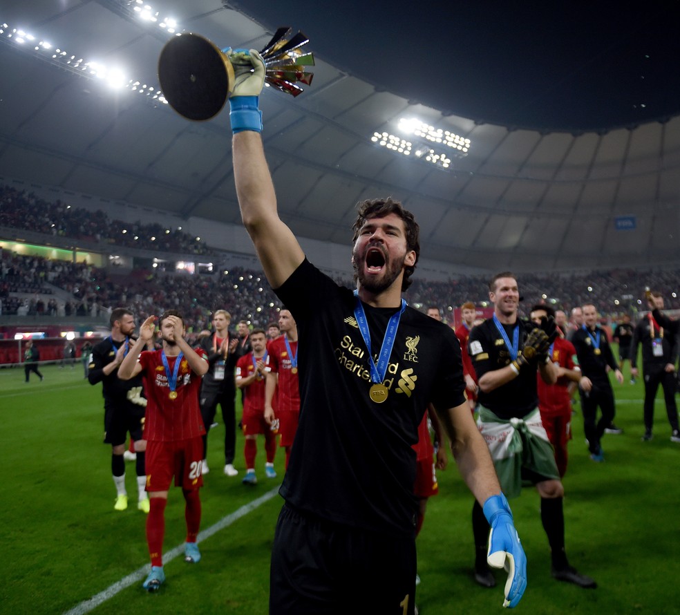 Alisson ergue a taça do Mundial de Clubes — Foto: John Powell/Liverpool FC
