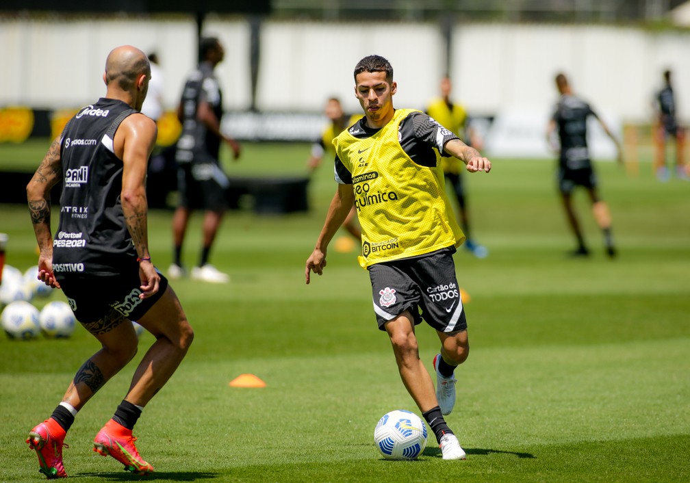 Sylvinho trabalha finalizações e bolas paradas; Richard volta ao CT
